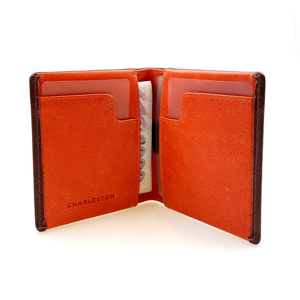 Tenká pánská kožená peněženka Queens - pohled do otevřené peněženky s kartami a bankovkami